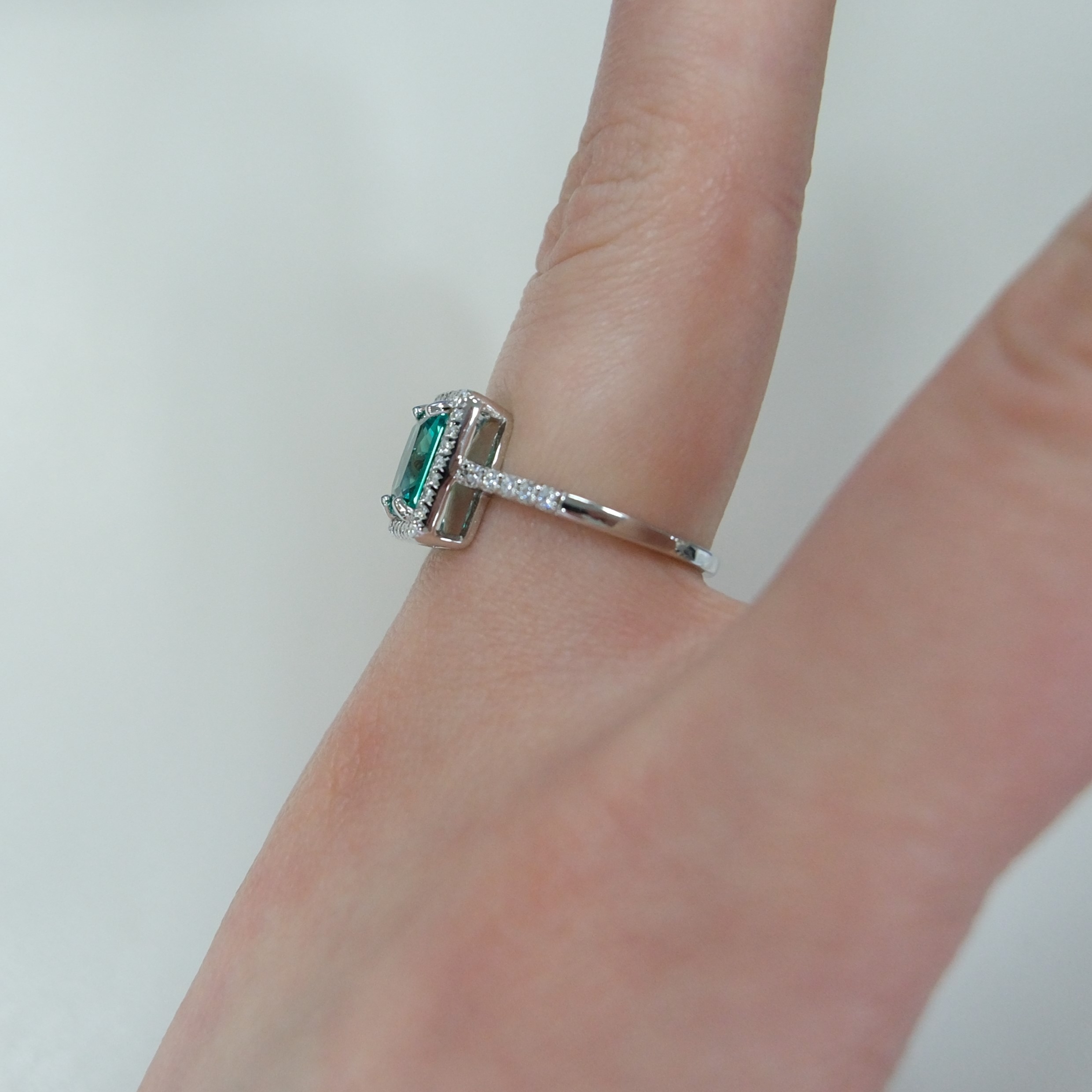 Серебряное кольцо с зеленой шпинелью